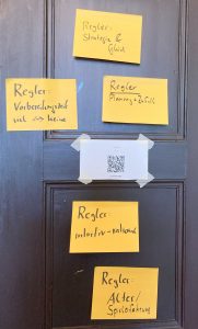 Klebezettel an einer Holztür